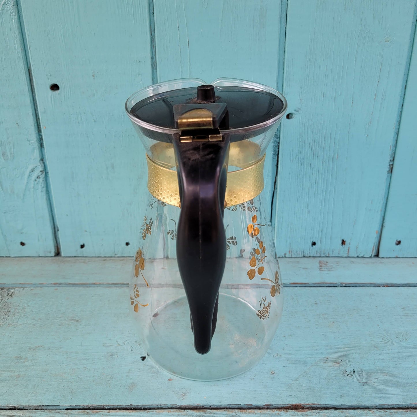 1970s Pyrex gold clover glass coffee jug with gold-tone stand & accessories