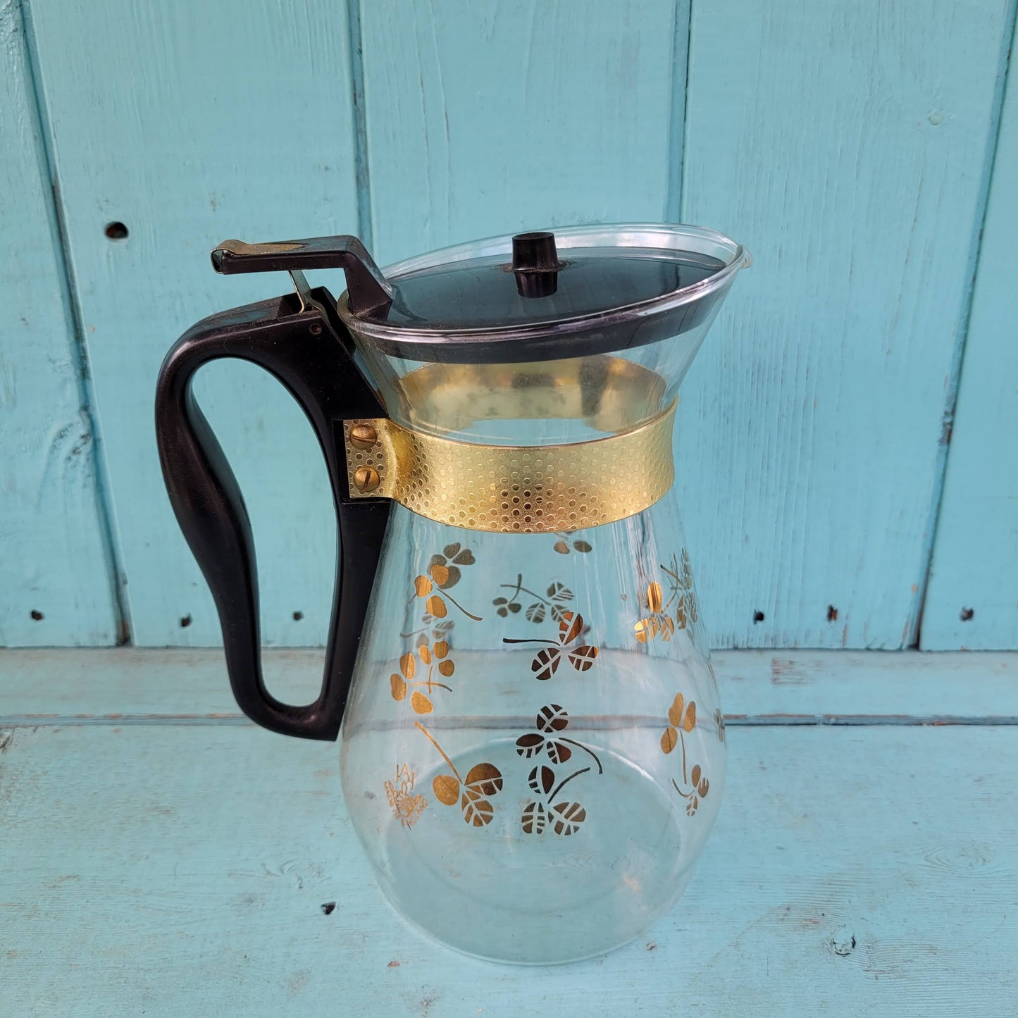 1970s Pyrex gold clover glass coffee jug with gold-tone stand & accessories
