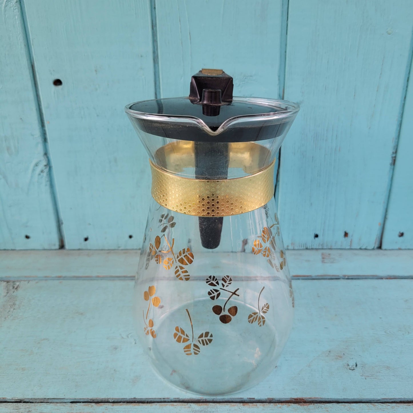 1970s Pyrex gold clover glass coffee jug with gold-tone stand & accessories