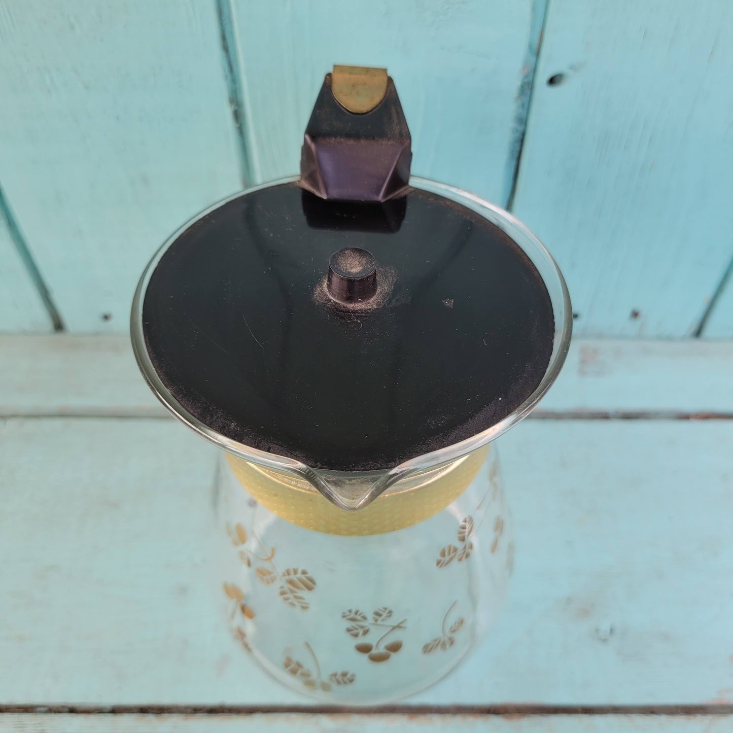 1970s Pyrex gold clover glass coffee jug with gold-tone stand & accessories