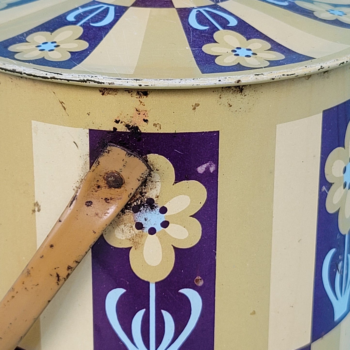 1960s/70s taupe/navy flower motif biscuit tin