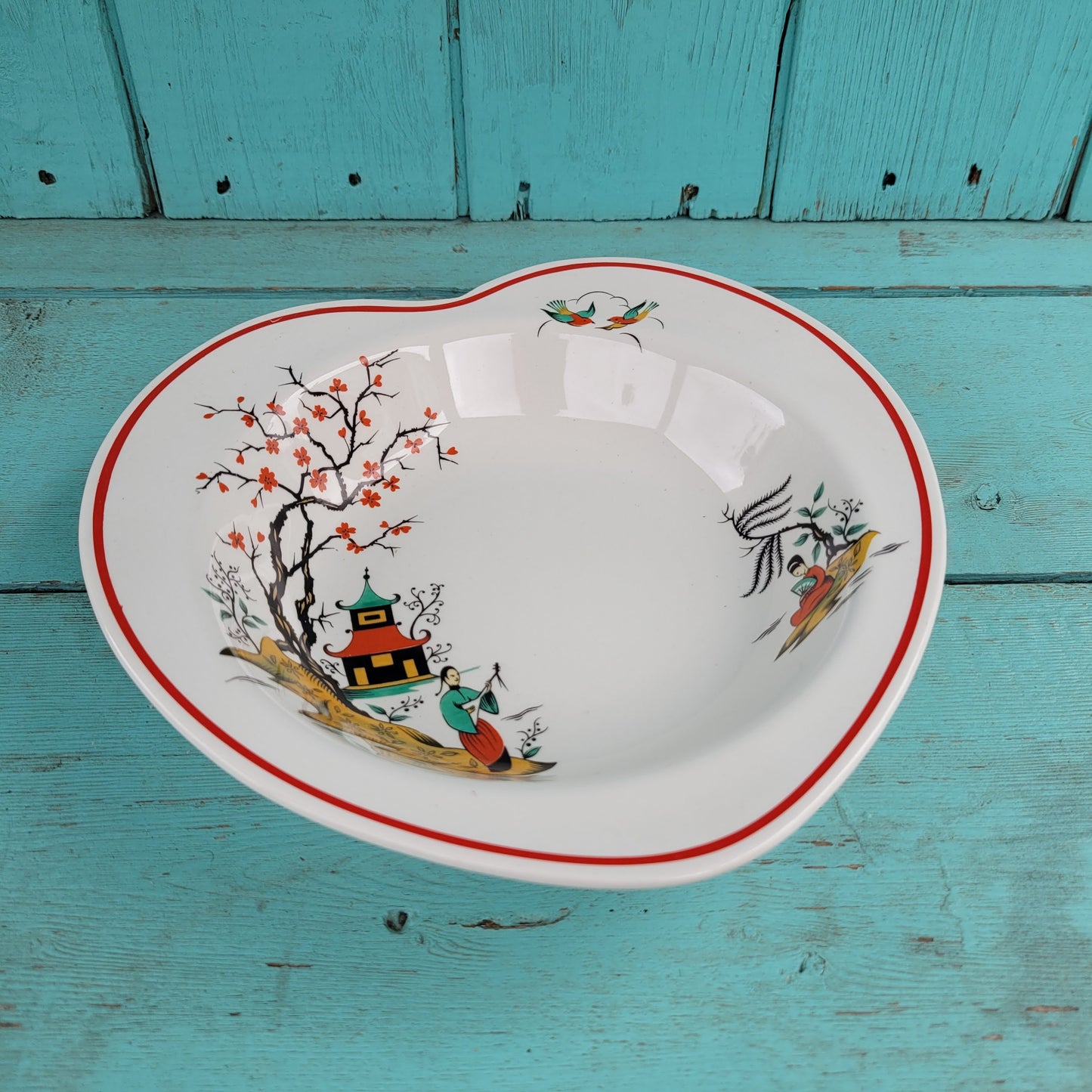 Four rare mid-century Barratt's Delphatic White heart shaped bowls