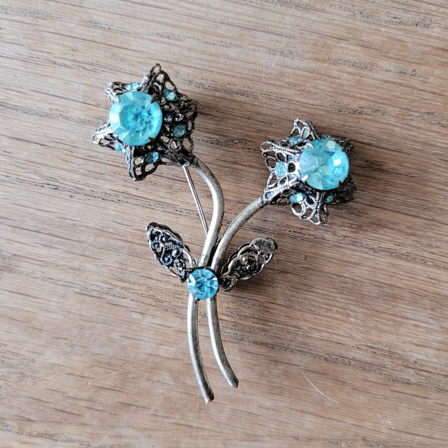 1960s turquoise rhinestone floral spray brooch with filigree detail
