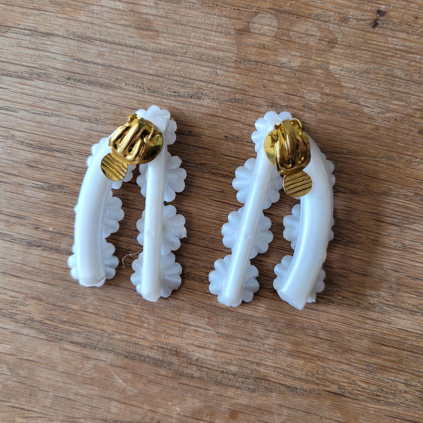 1960s white plastic daisy cluster rhinestone clip-on earrings