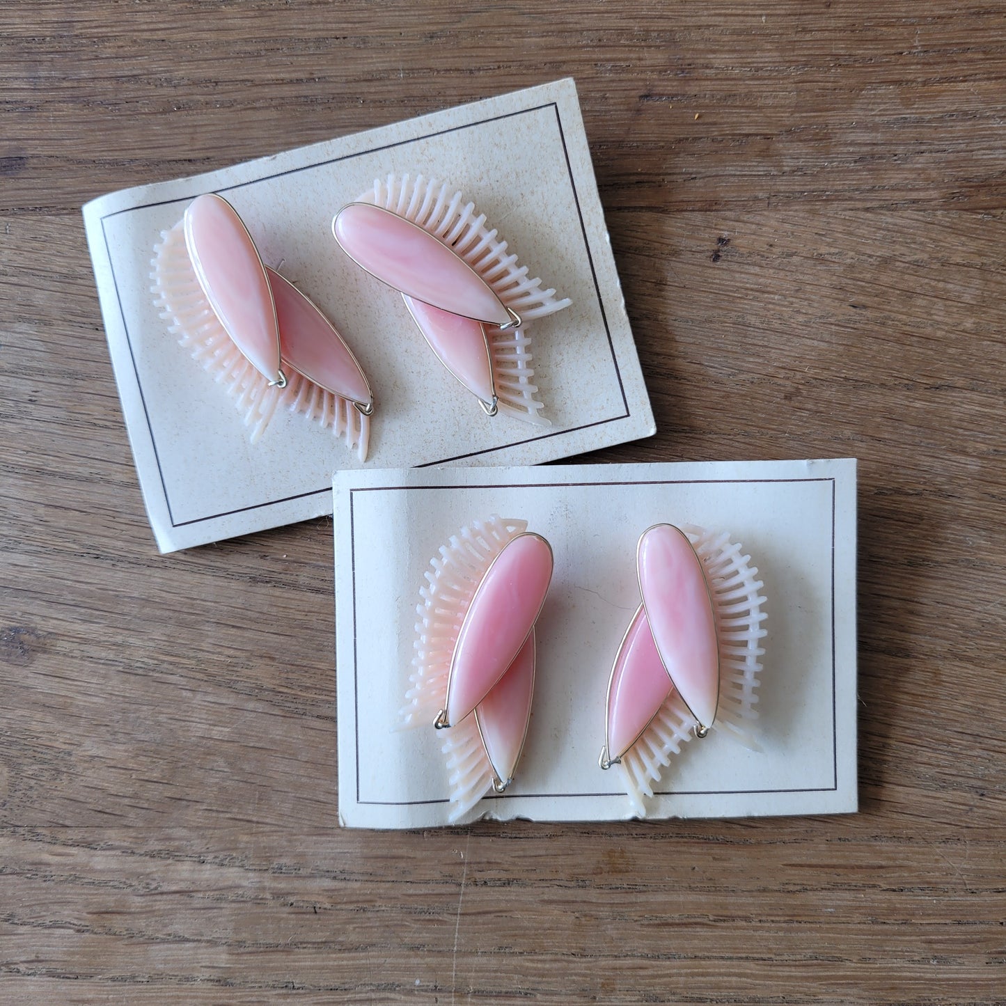1980s pink marbled plastic & white fan detail clip-on earrings