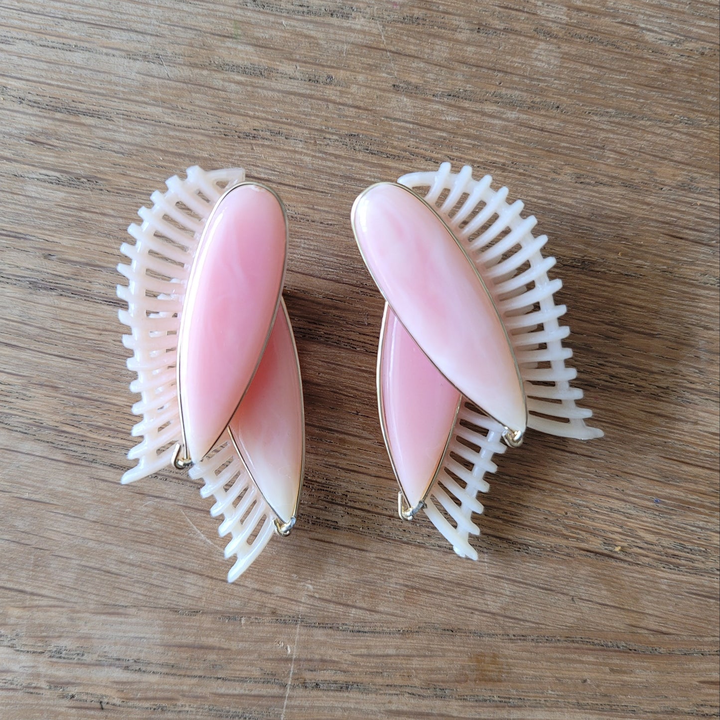 1980s pink marbled plastic & white fan detail clip-on earrings
