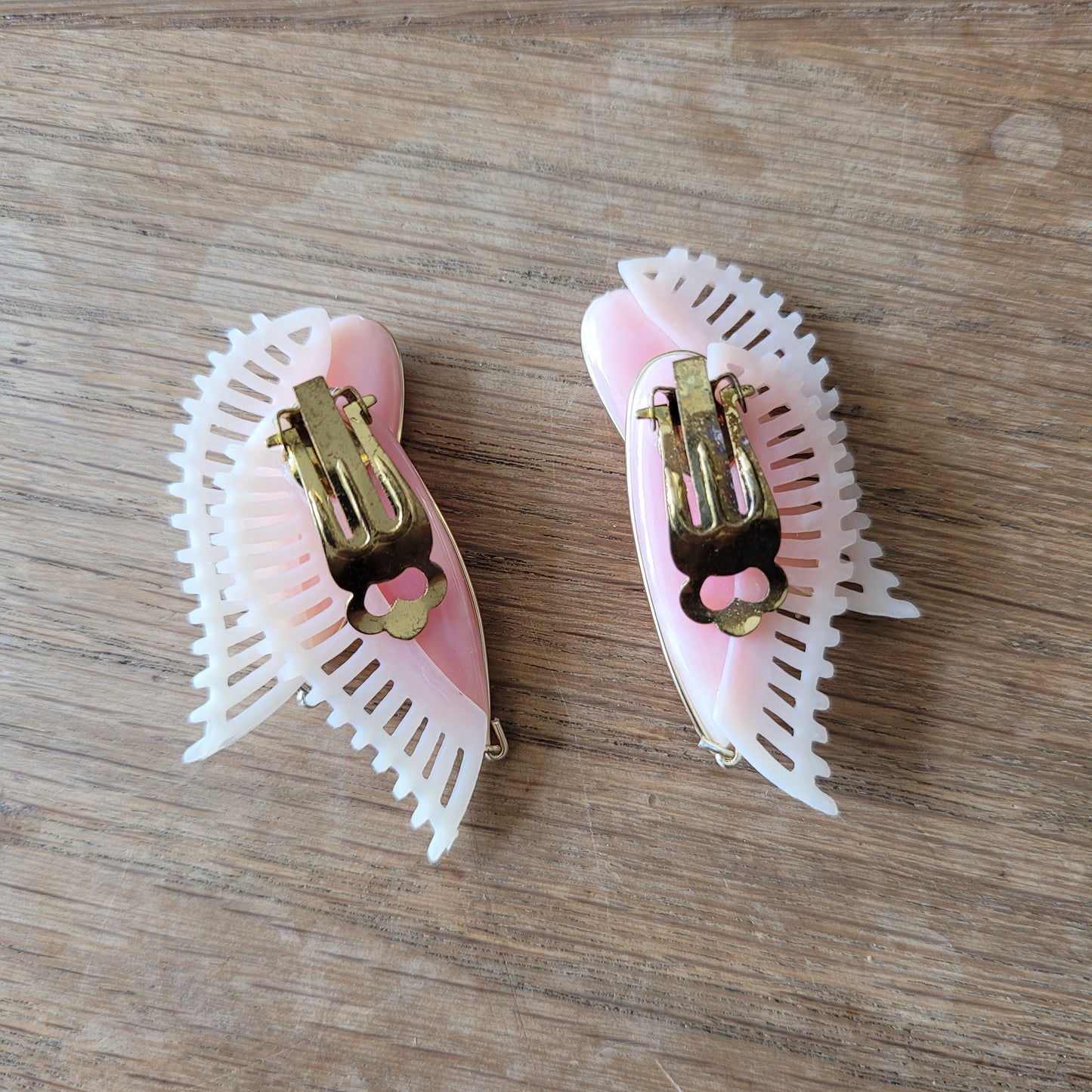 1980s pink marbled plastic & white fan detail clip-on earrings