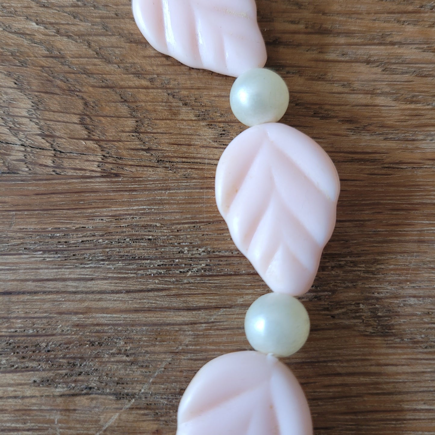 1950s/60s pink plastic leaf & faux pearl beaded necklace