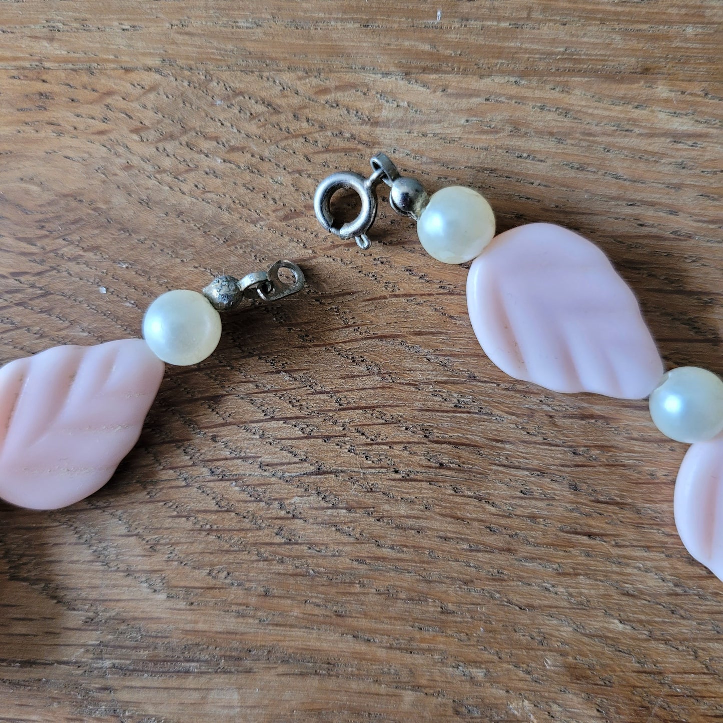 1950s/60s pink plastic leaf & faux pearl beaded necklace