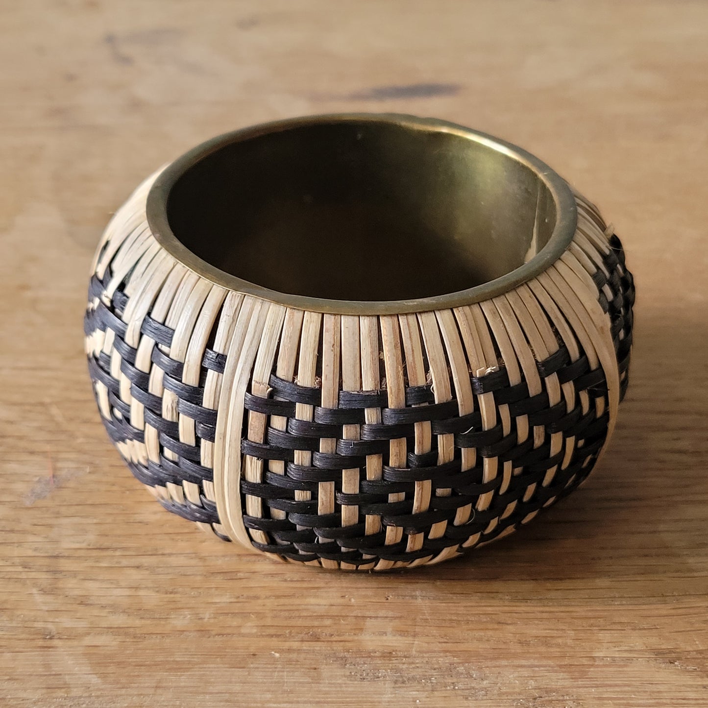 1970s woven cane & brass bangle with black & natural basketweave pattern