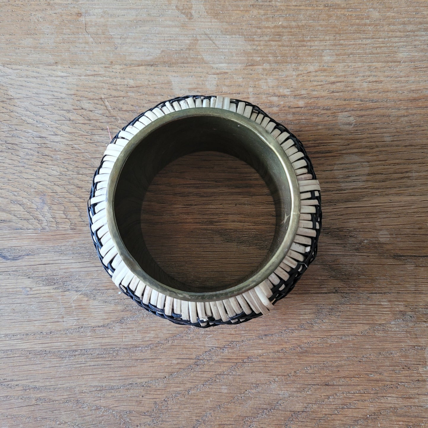 1970s woven cane & brass bangle with black & natural basketweave pattern