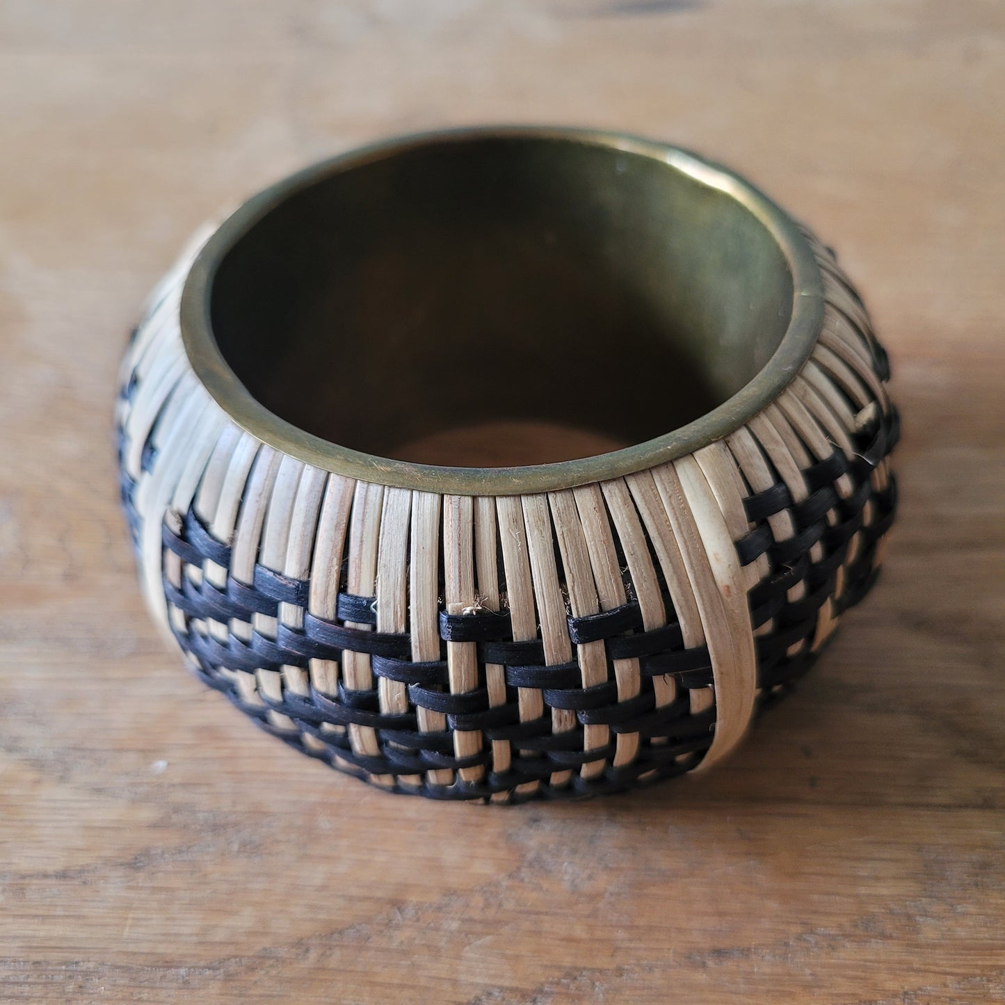1970s woven cane & brass bangle with black & natural basketweave pattern