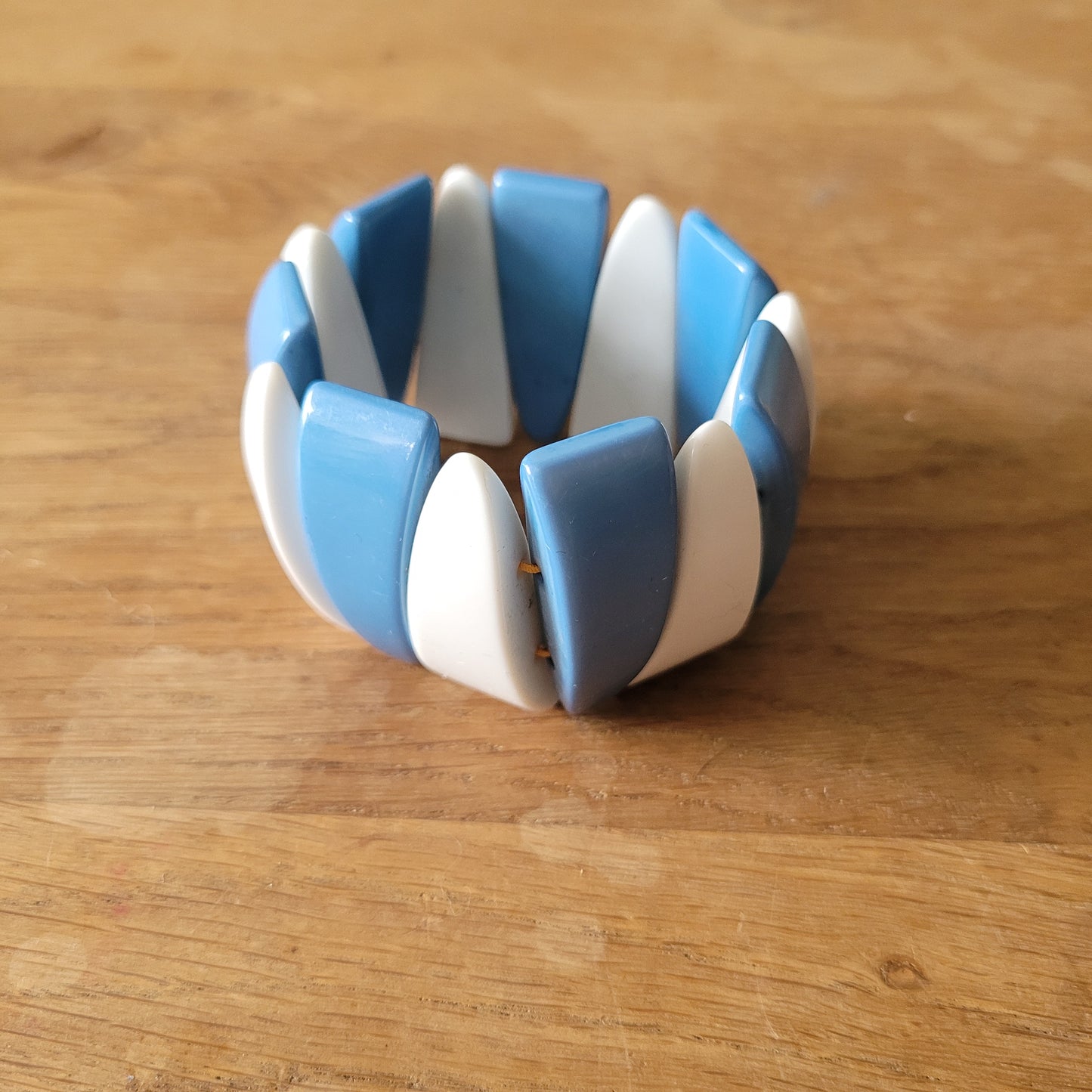 1960s blue & white elasticated plastic segment bracelet