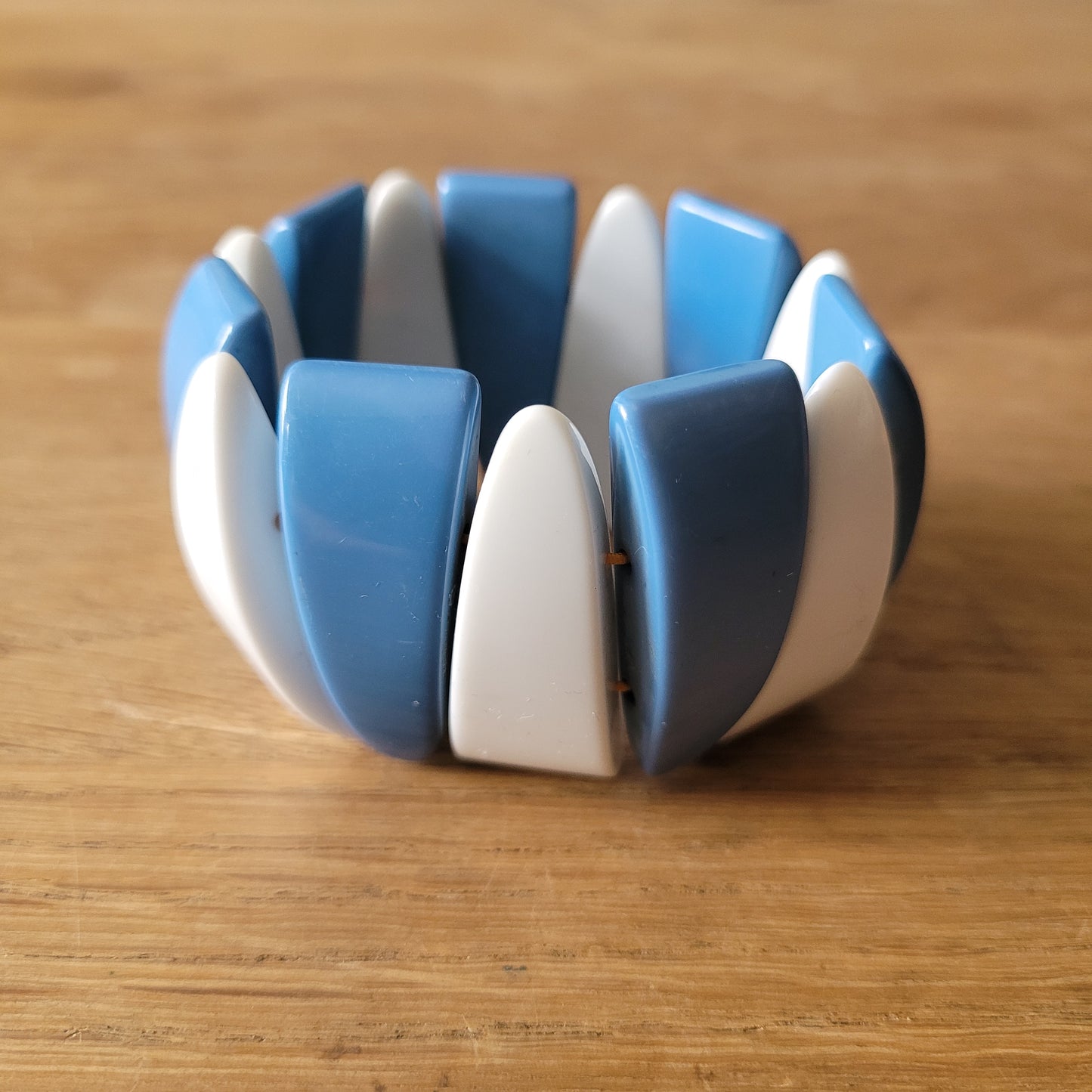 1960s blue & white elasticated plastic segment bracelet