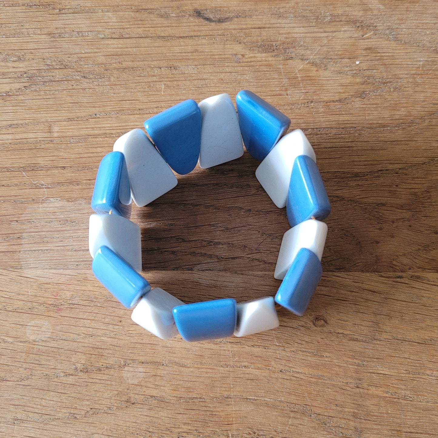 1960s blue & white elasticated plastic segment bracelet
