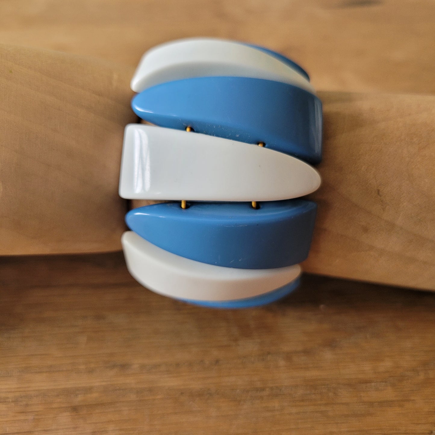1960s blue & white elasticated plastic segment bracelet