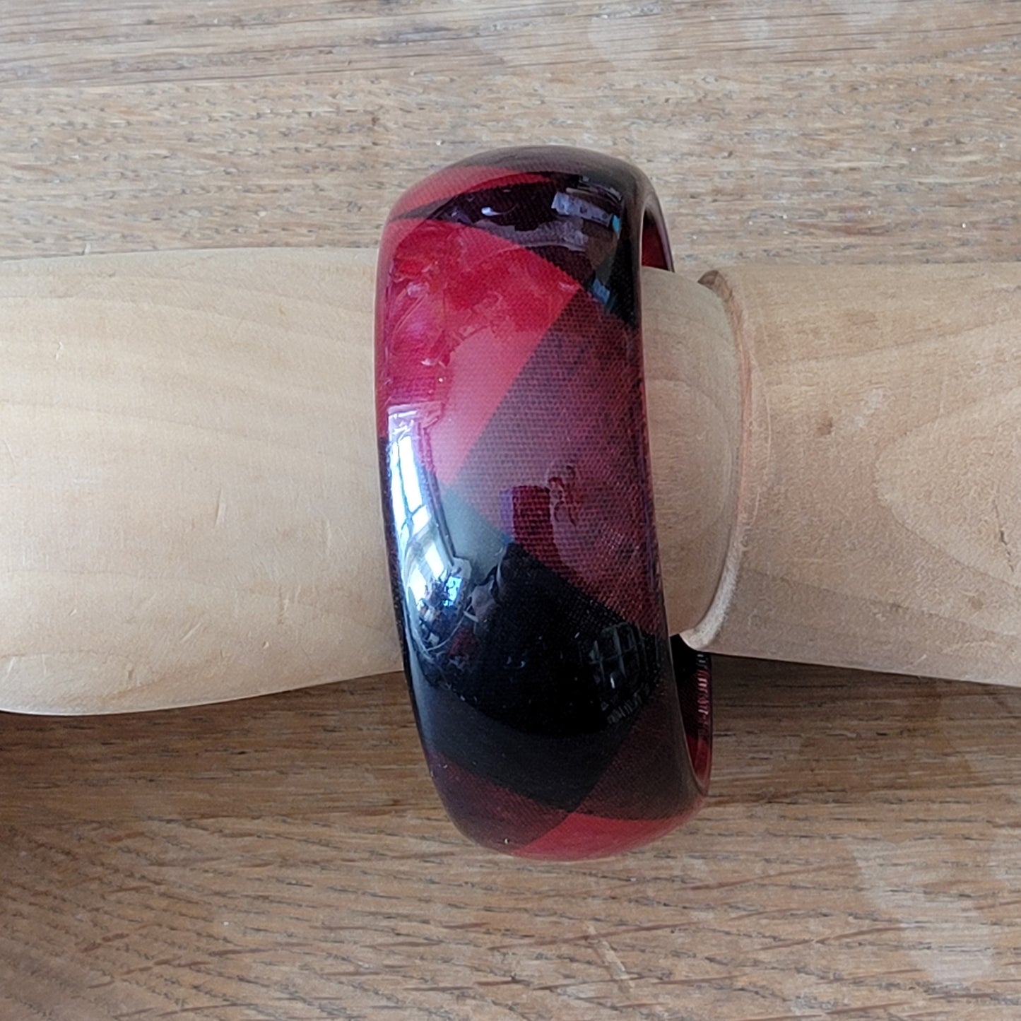 1980s/90s lucite bangle with embedded red & black tartan fabric