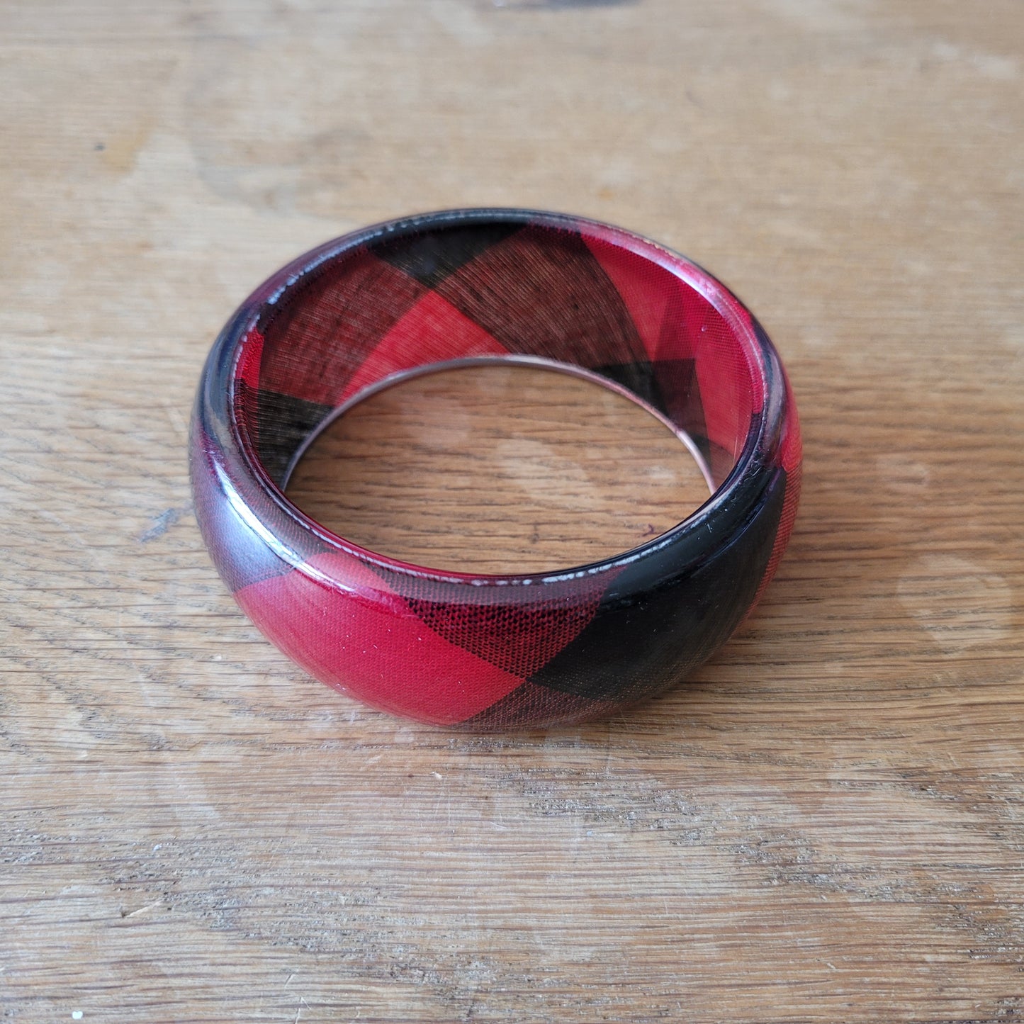 1980s/90s lucite bangle with embedded red & black tartan fabric