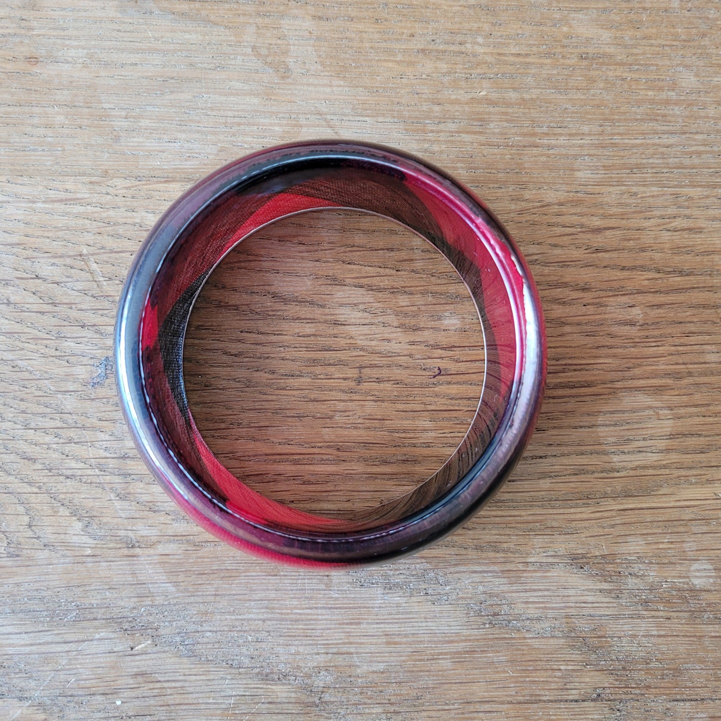 1980s/90s lucite bangle with embedded red & black tartan fabric