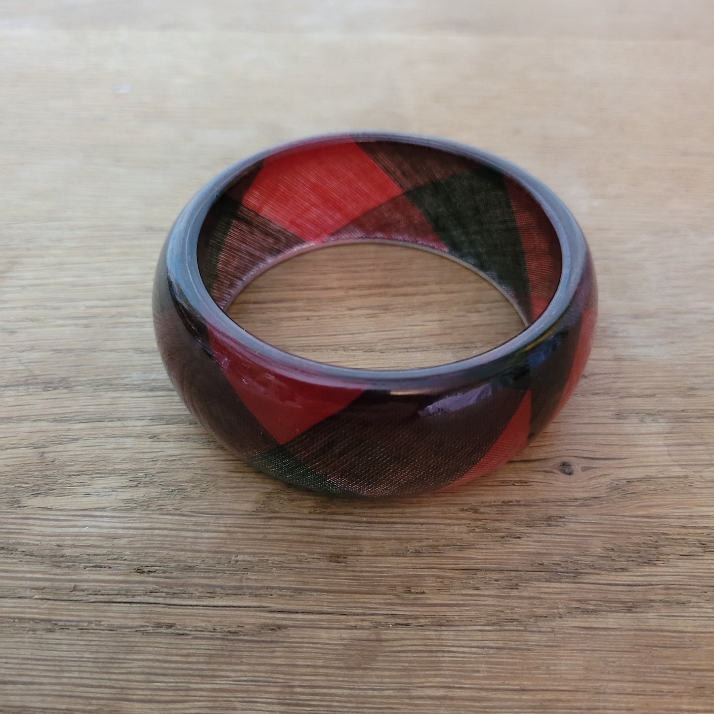 1980s/90s lucite bangle with embedded red & black tartan fabric