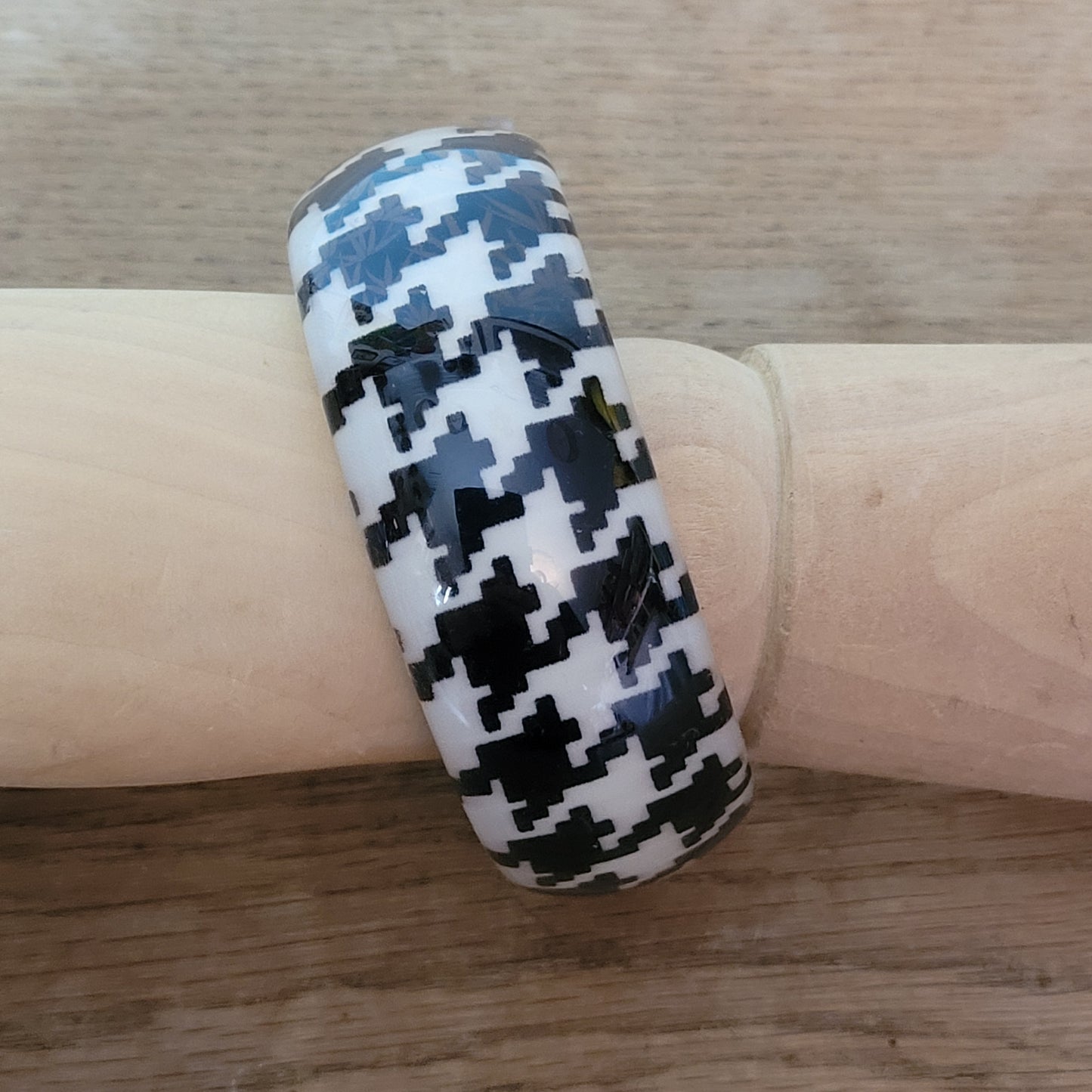 1980s/90s lucite black & white Houndstooth patterned bangle