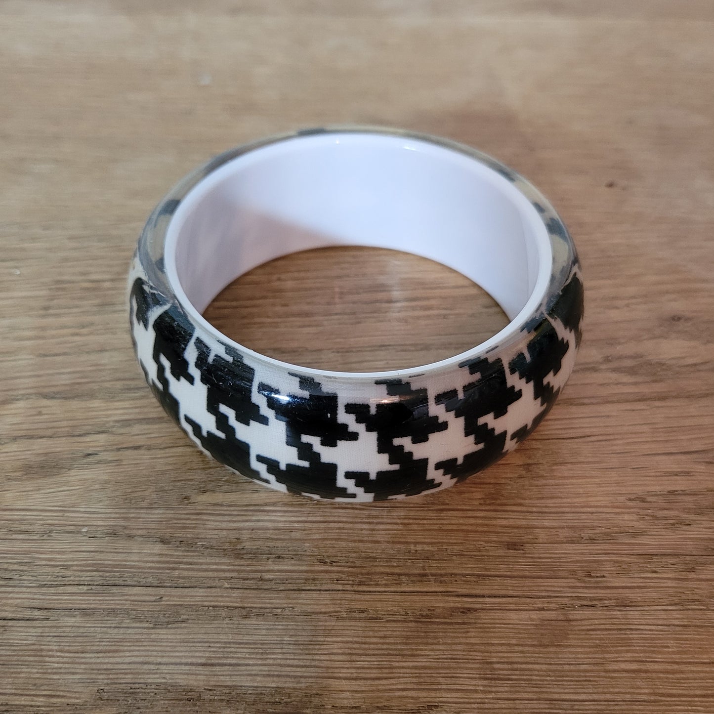 1980s/90s lucite black & white Houndstooth patterned bangle