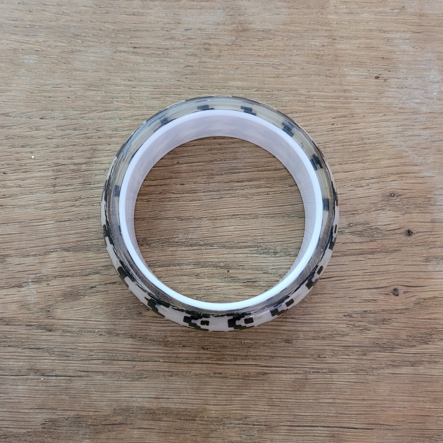 1980s/90s lucite black & white Houndstooth patterned bangle