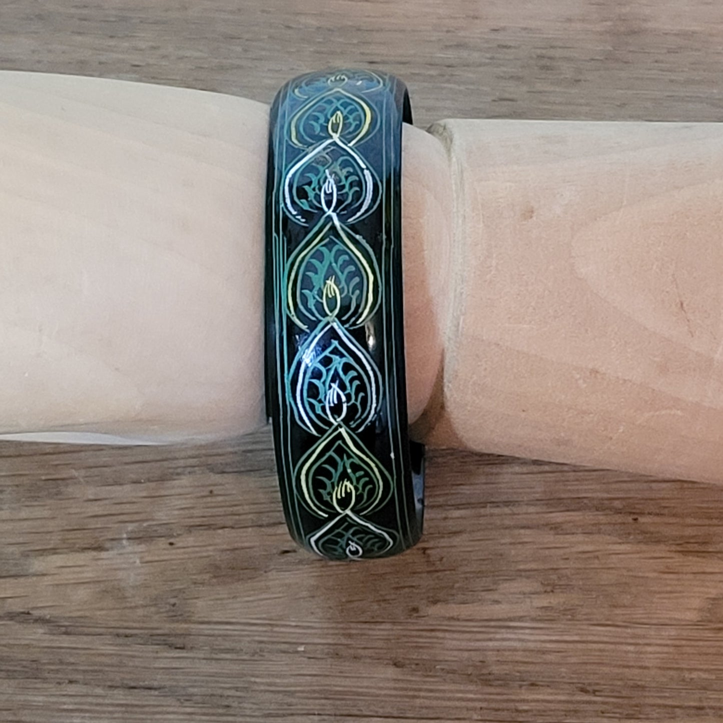 Vintage black lacquered bangle with green & yellow pinstriped leaf motif