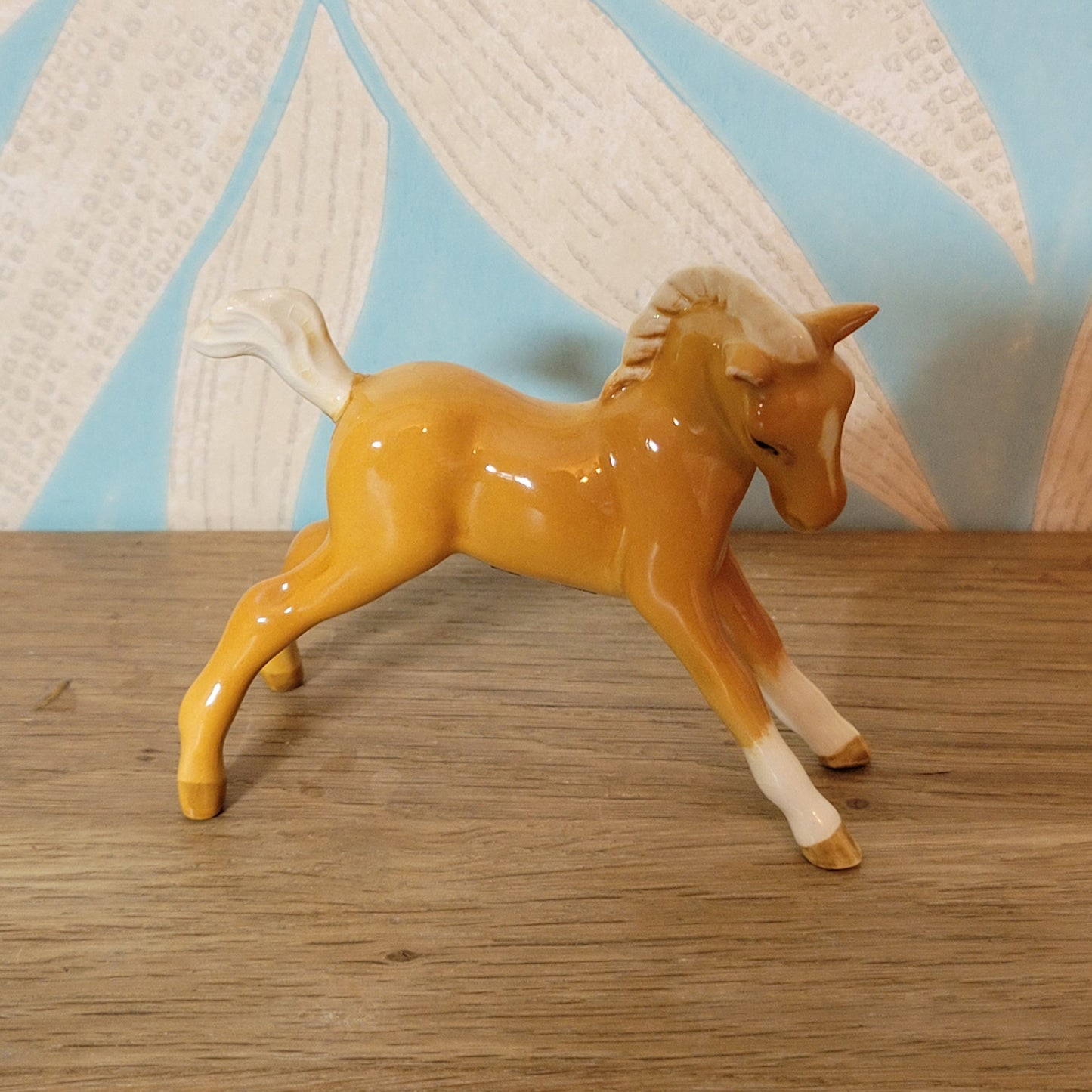 Vintage Beswick gloss small stretched palomino foal figurine
