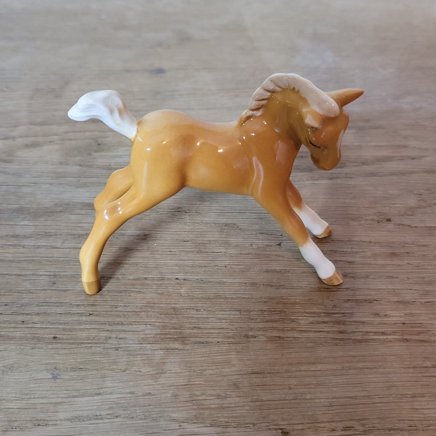 Vintage Beswick gloss small stretched palomino foal figurine