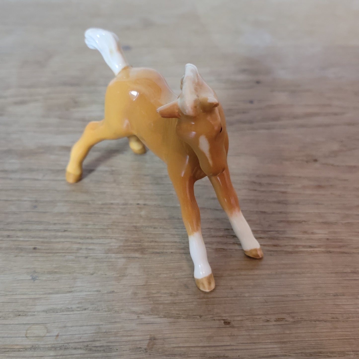 Vintage Beswick gloss small stretched palomino foal figurine