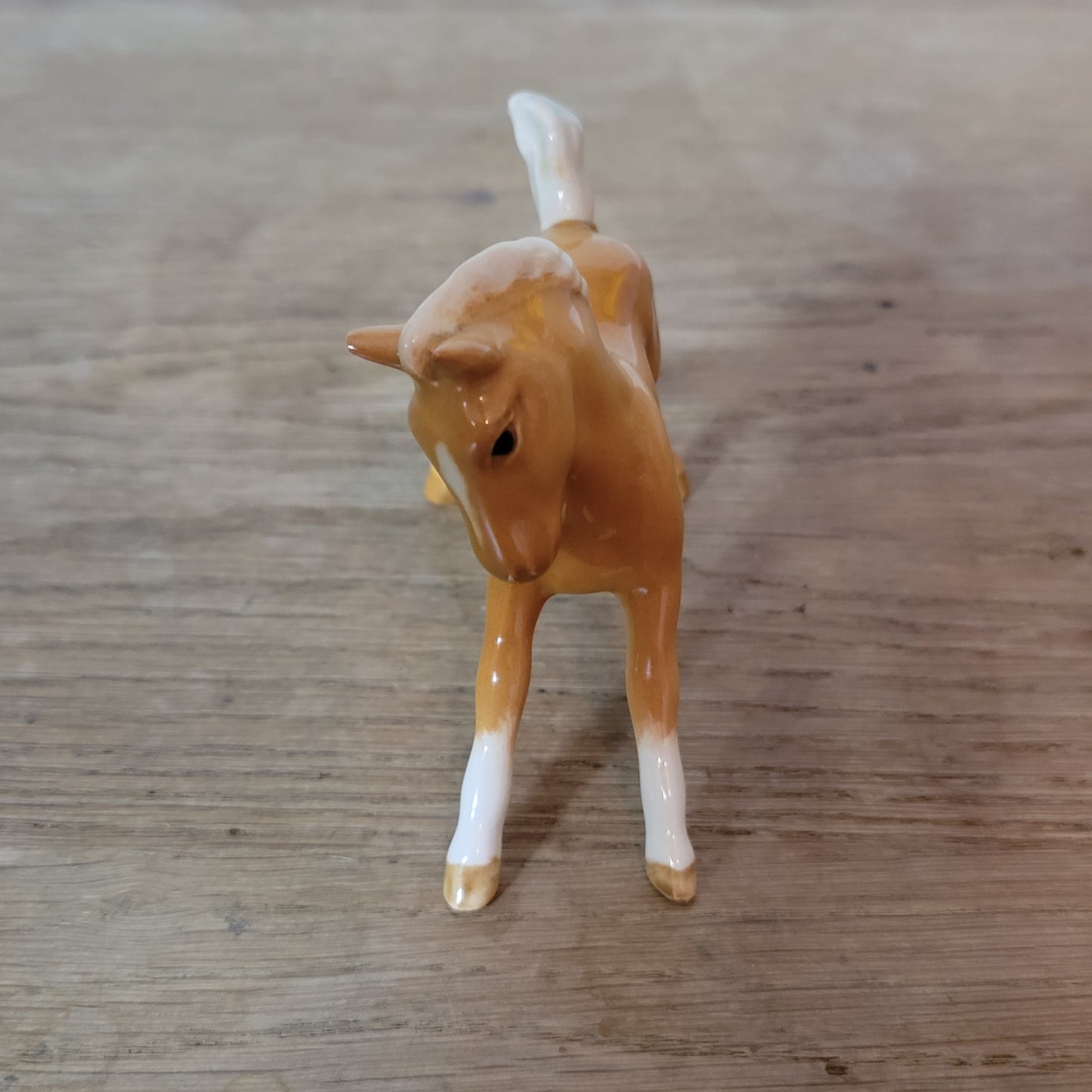 Vintage Beswick gloss small stretched palomino foal figurine