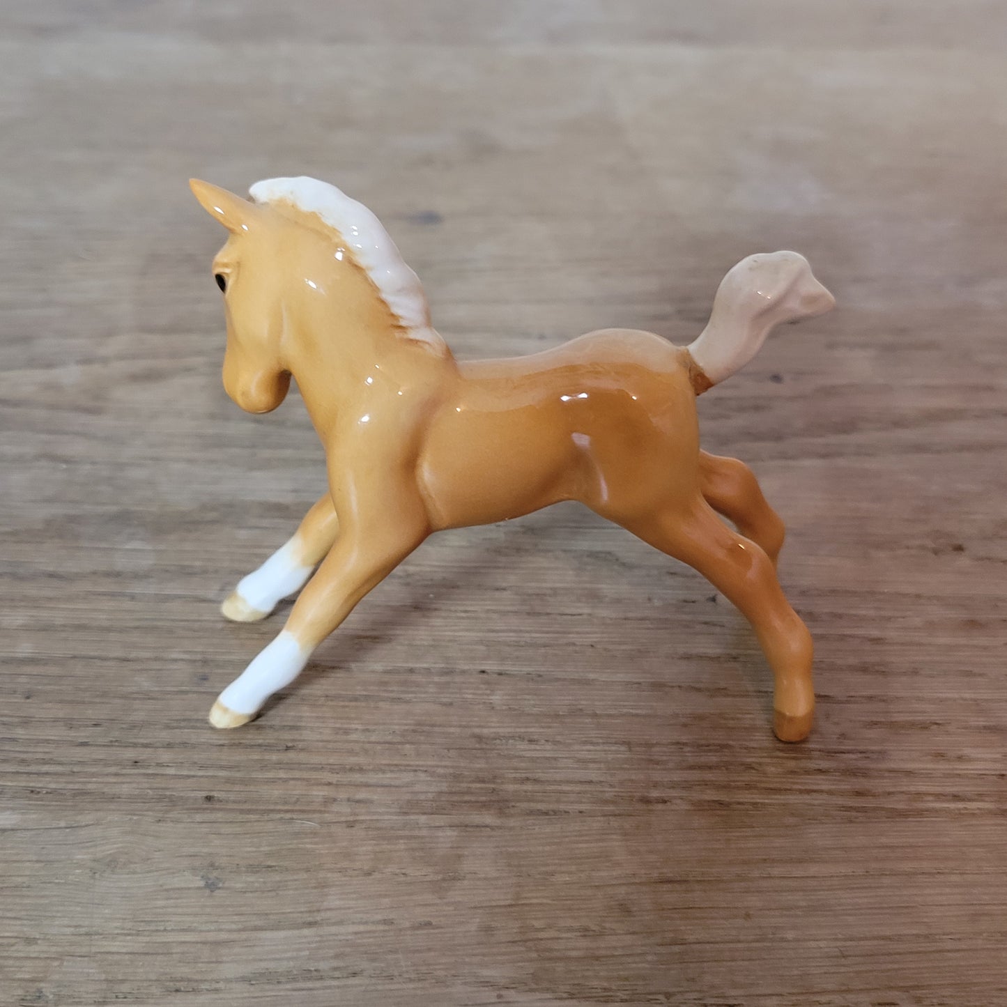 Vintage Beswick gloss small stretched palomino foal figurine