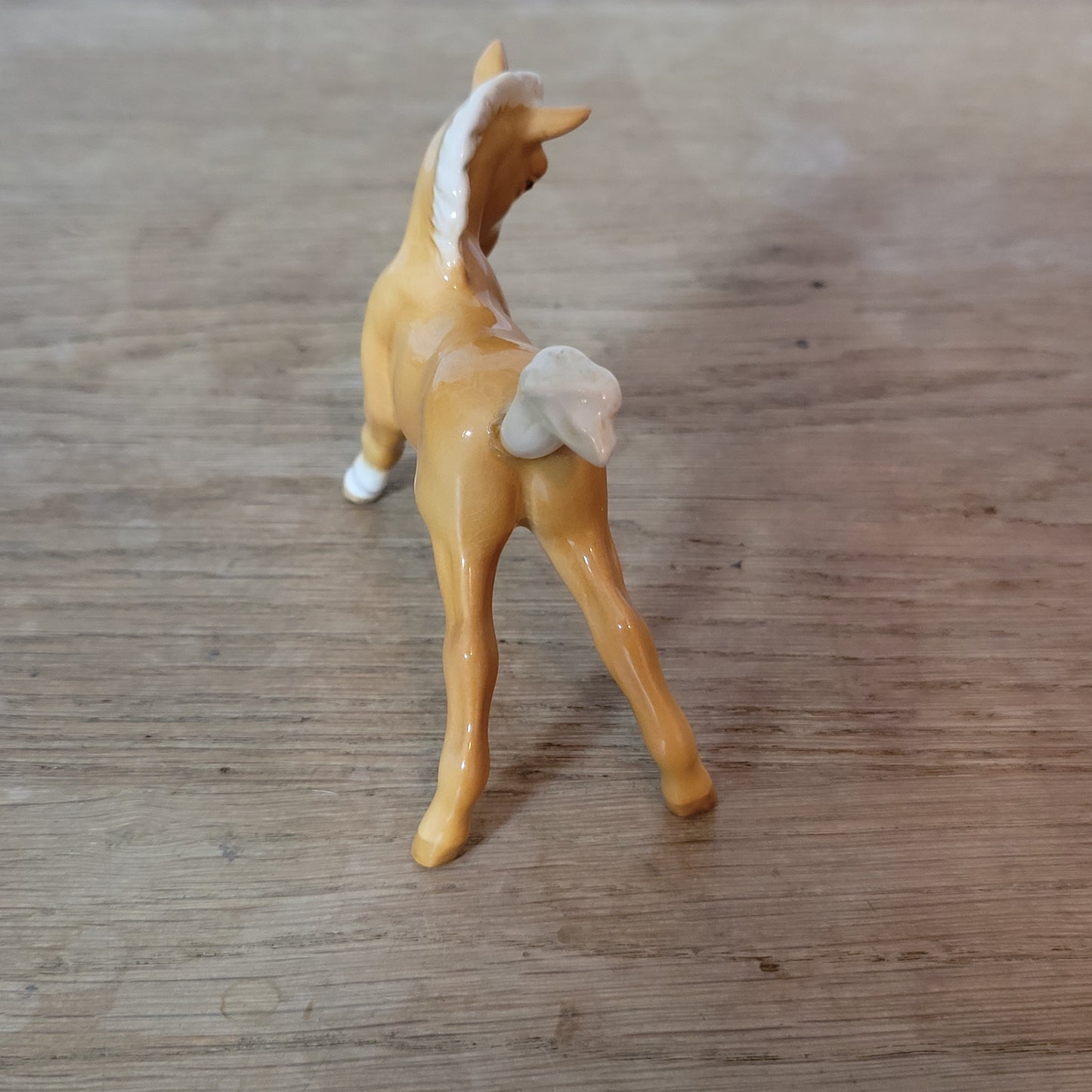 Vintage Beswick gloss small stretched palomino foal figurine