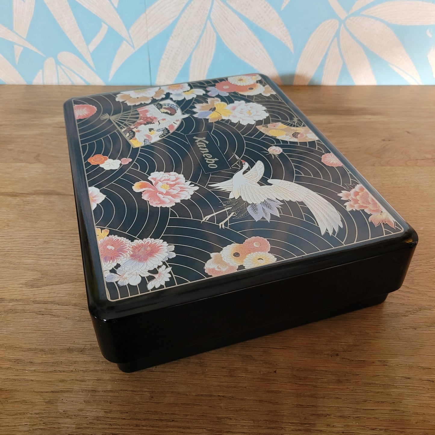 Vintage Kanebo lacquerware box with lid