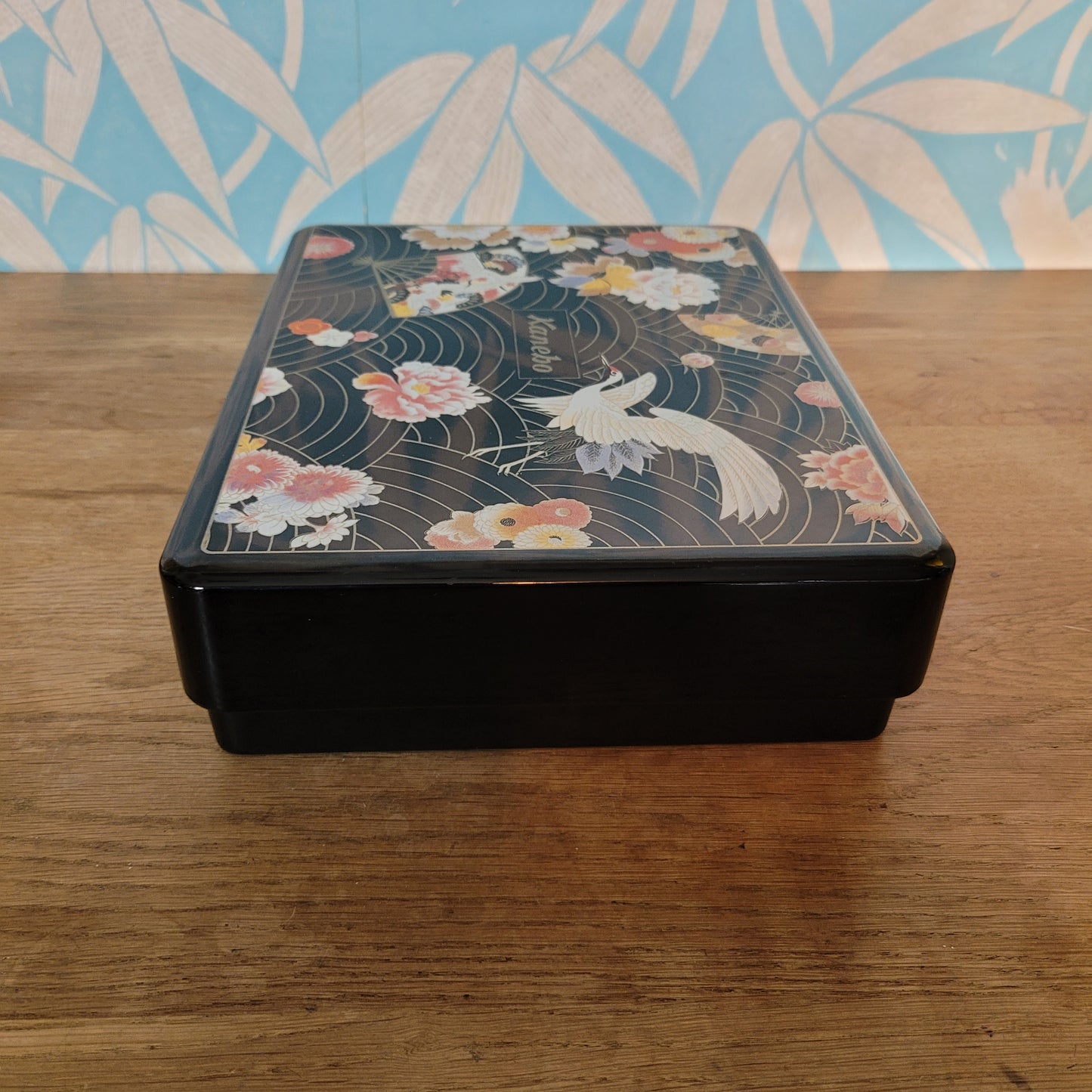 Vintage Kanebo lacquerware box with lid