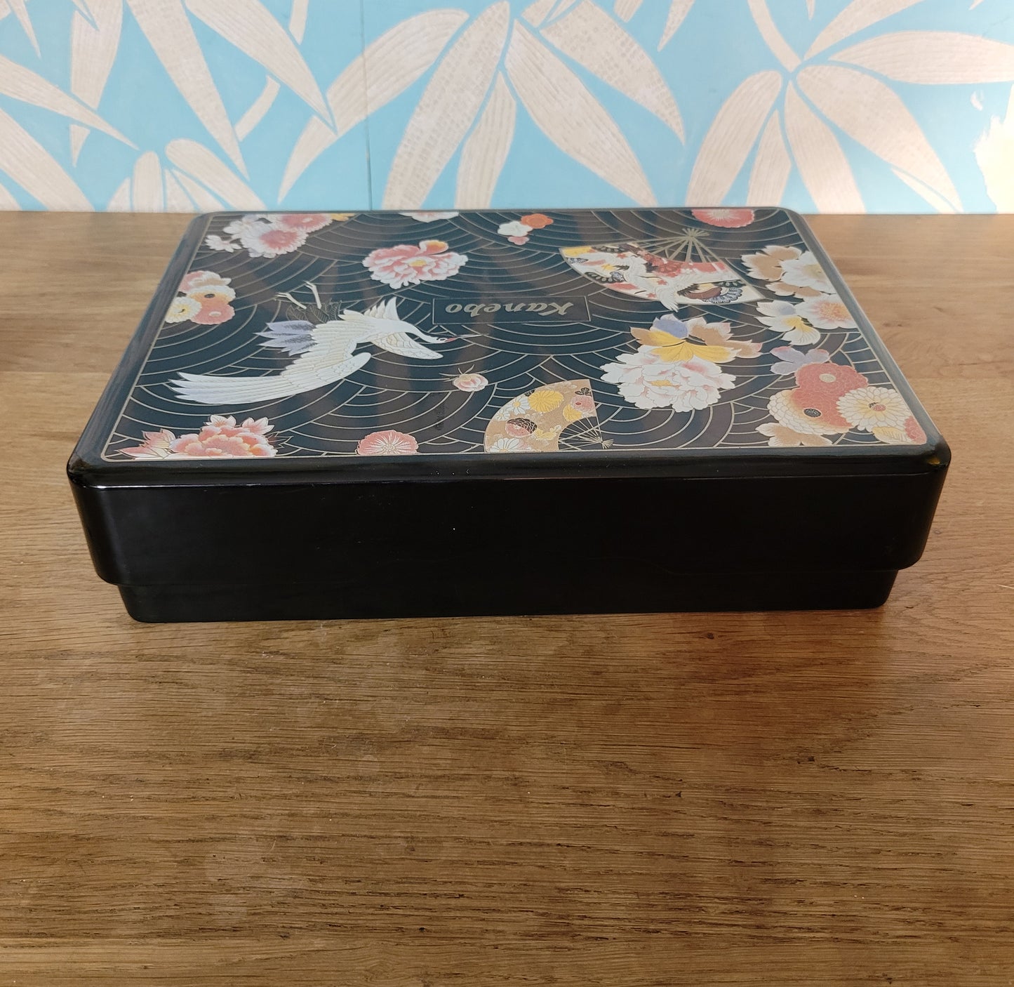 Vintage Kanebo lacquerware box with lid