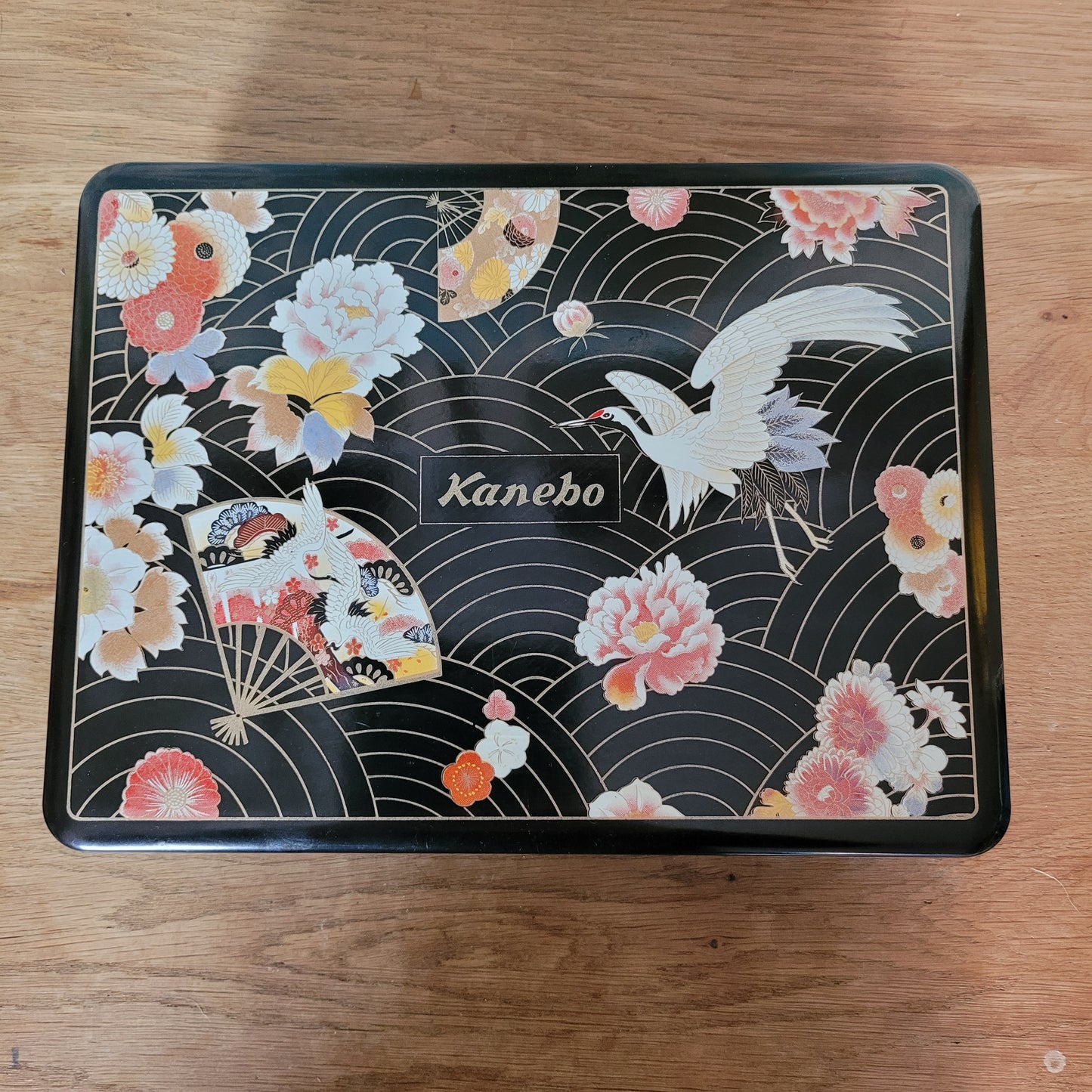 Vintage Kanebo lacquerware box with lid
