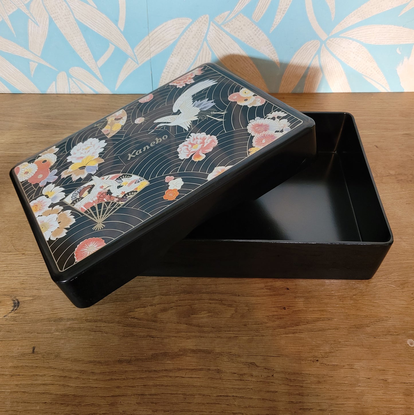 Vintage Kanebo lacquerware box with lid