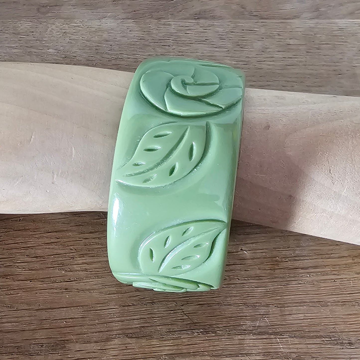 Vintage olive green carved floral leaf moulded plastic bangle