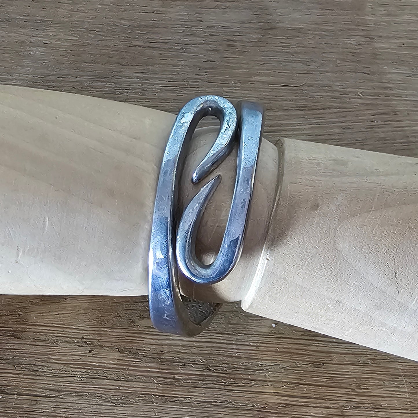 1980s/90s silver-tone metal abstract swirl hinged bangle