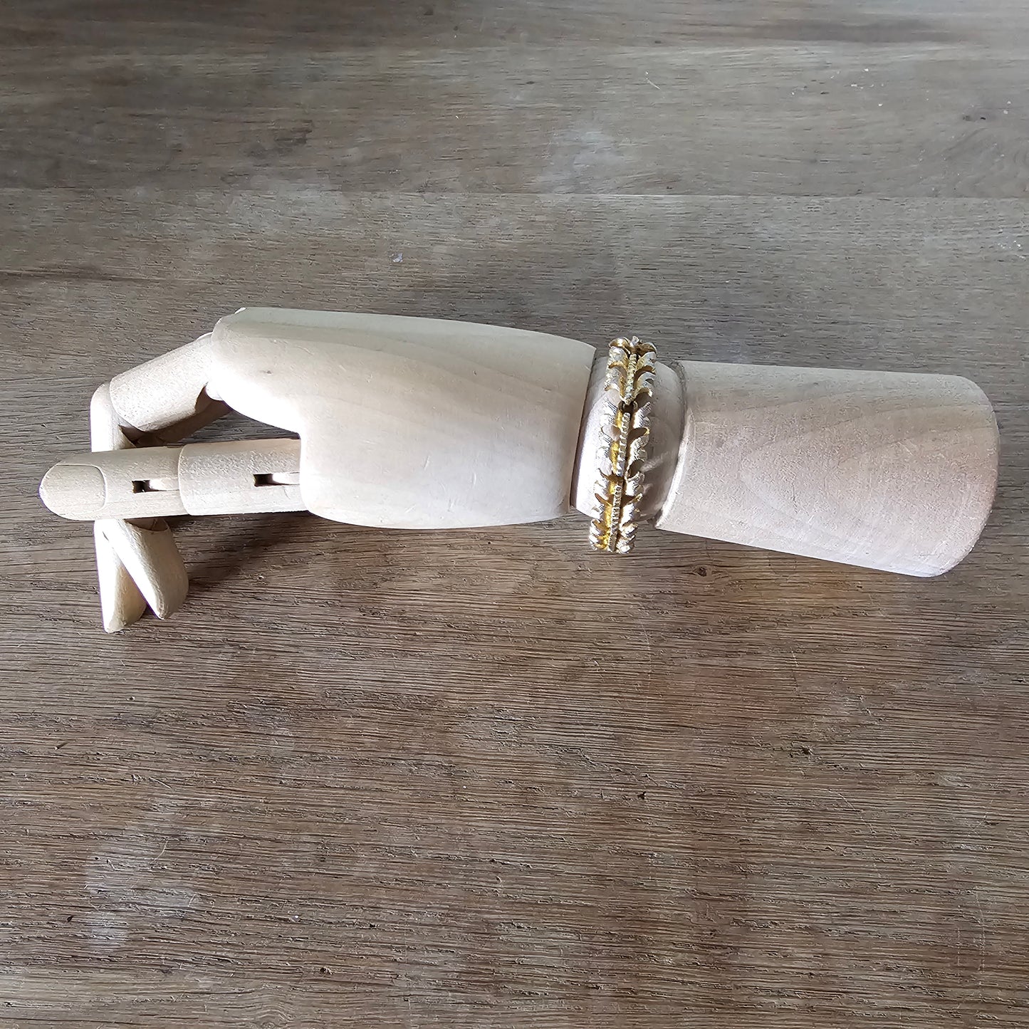 circa. 1960s gold-tone textured leaf link rhinestone bracelet