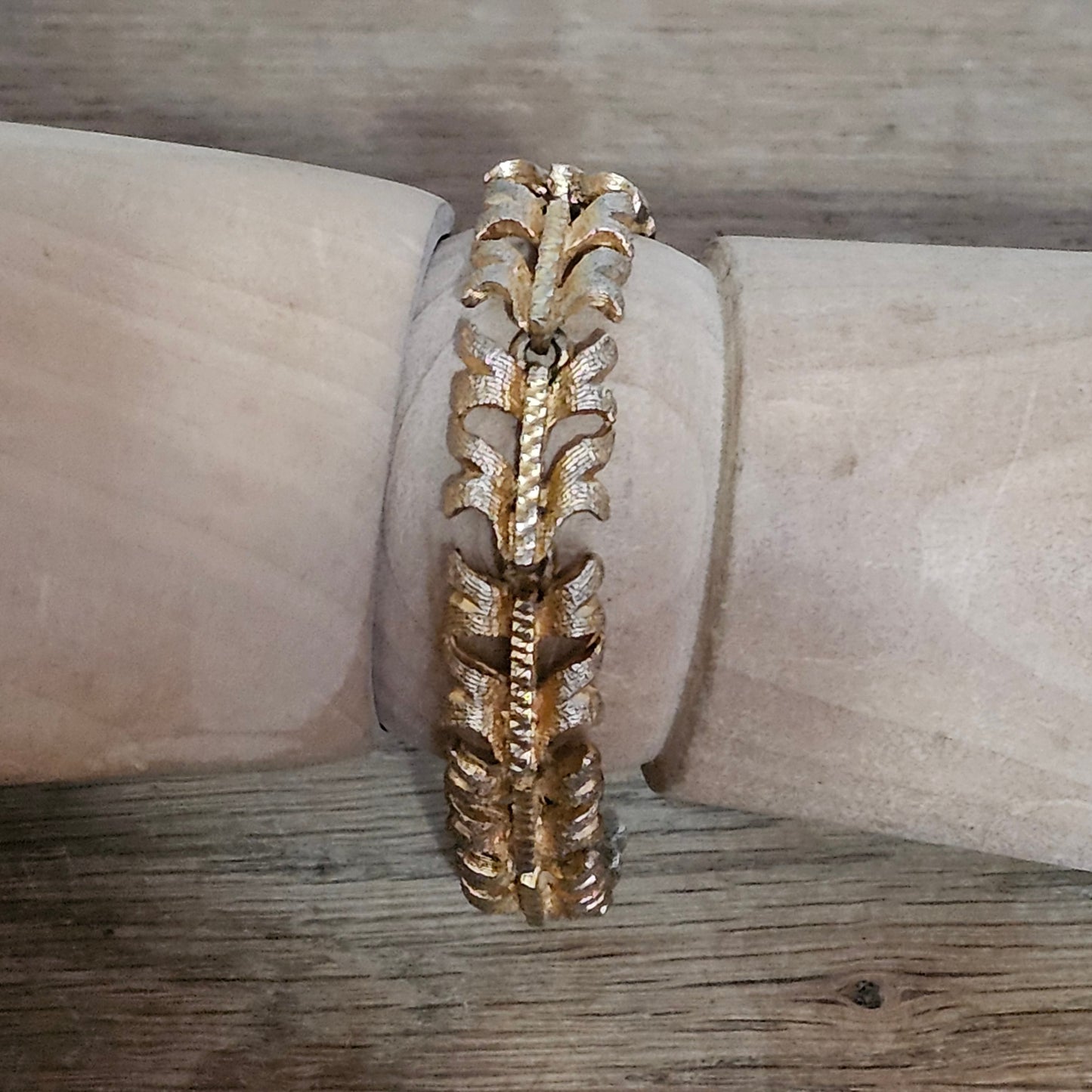 circa. 1960s gold-tone textured leaf link rhinestone bracelet