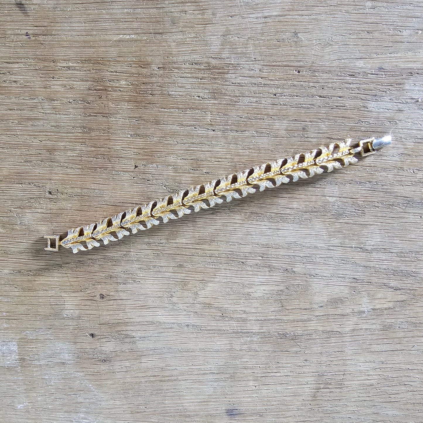 circa. 1960s gold-tone textured leaf link rhinestone bracelet