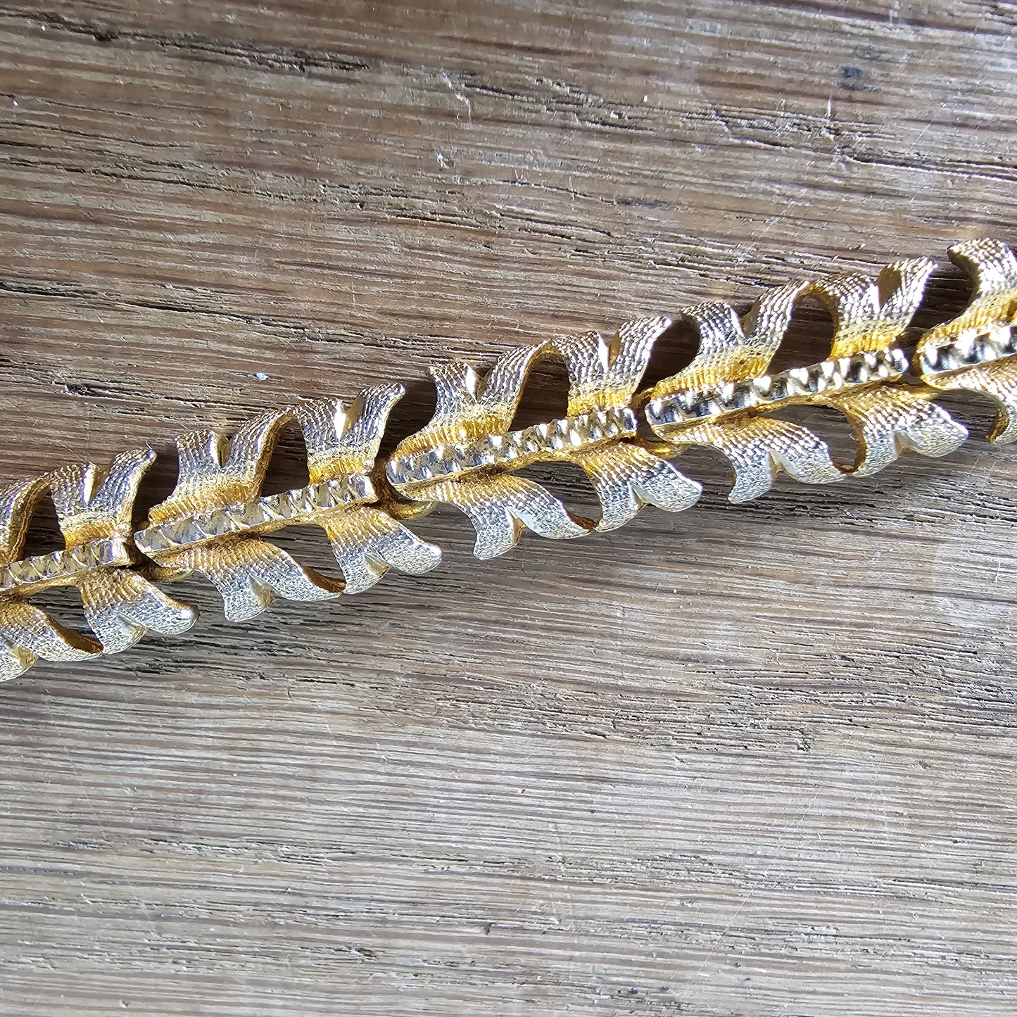 circa. 1960s gold-tone textured leaf link rhinestone bracelet