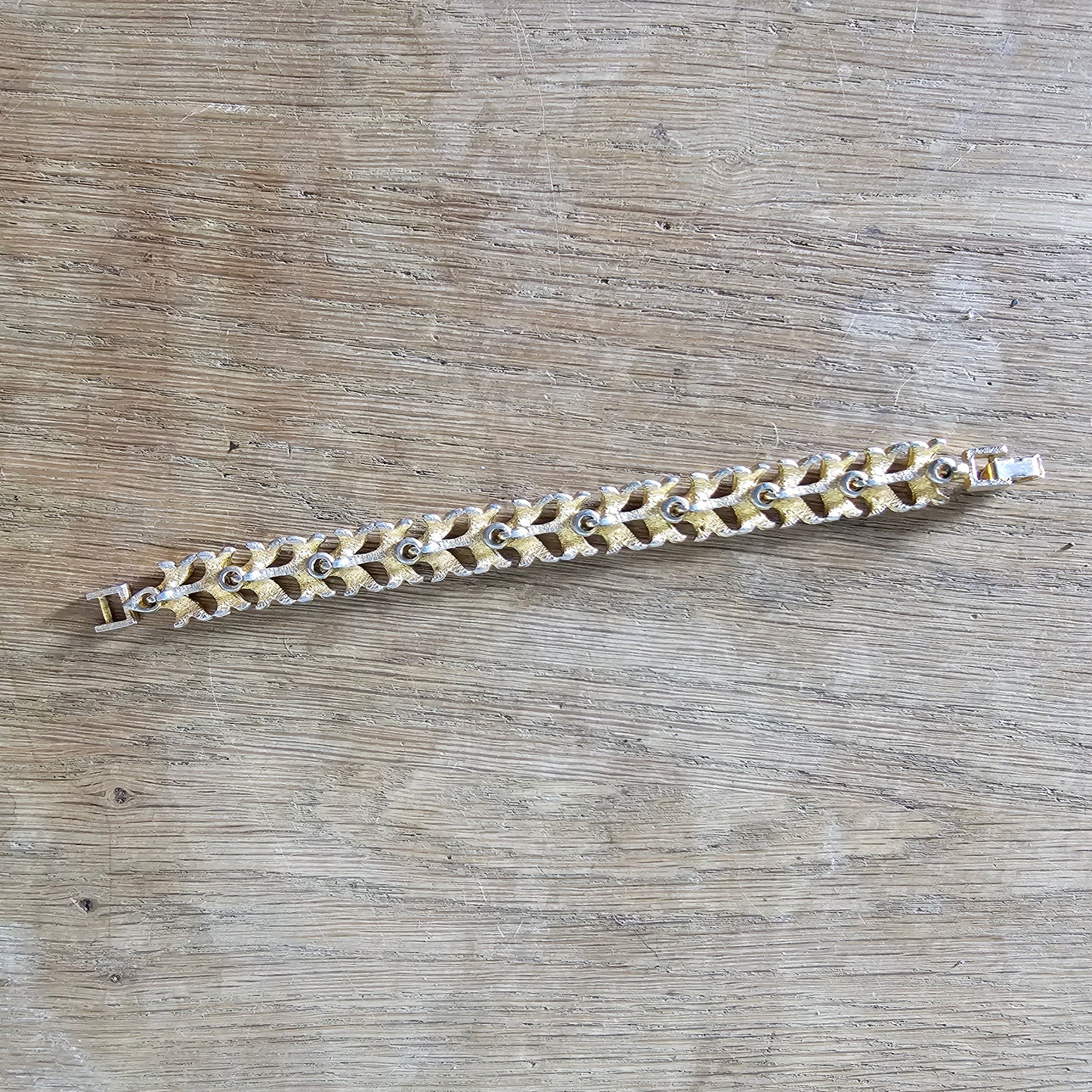 circa. 1960s gold-tone textured leaf link rhinestone bracelet