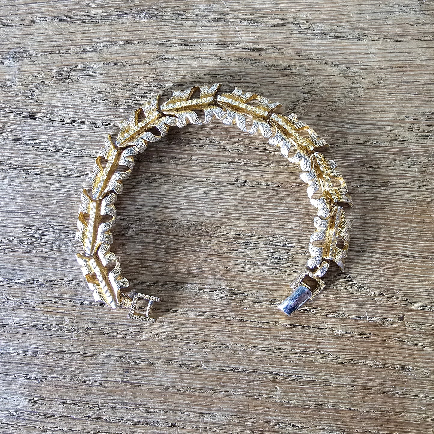circa. 1960s gold-tone textured leaf link rhinestone bracelet