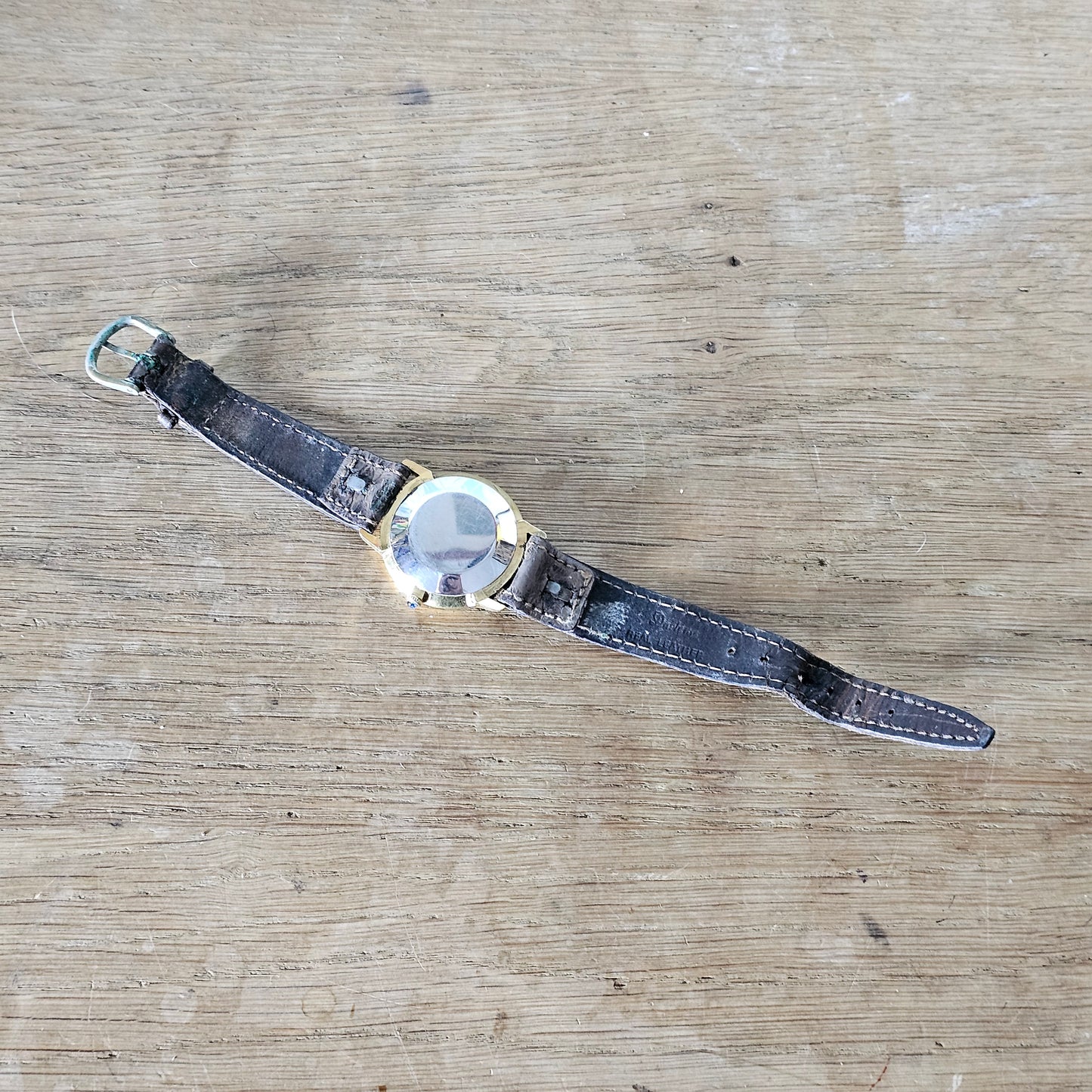 Vintage gold-tone Imado Quartz Roman numeral men's watch with leather strap