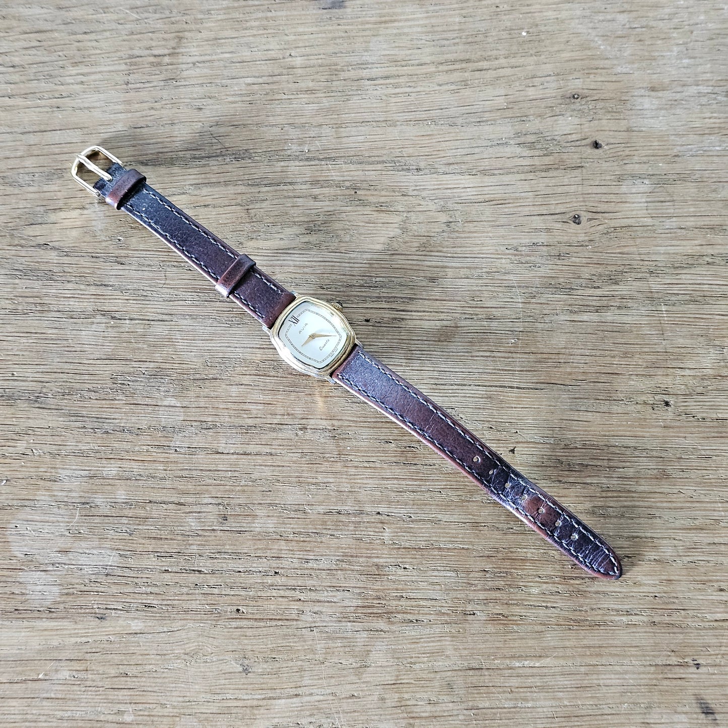 circa. 1990 minimalist gold-tone Swiss Quartz ladies Dress watch with calf grain strap
