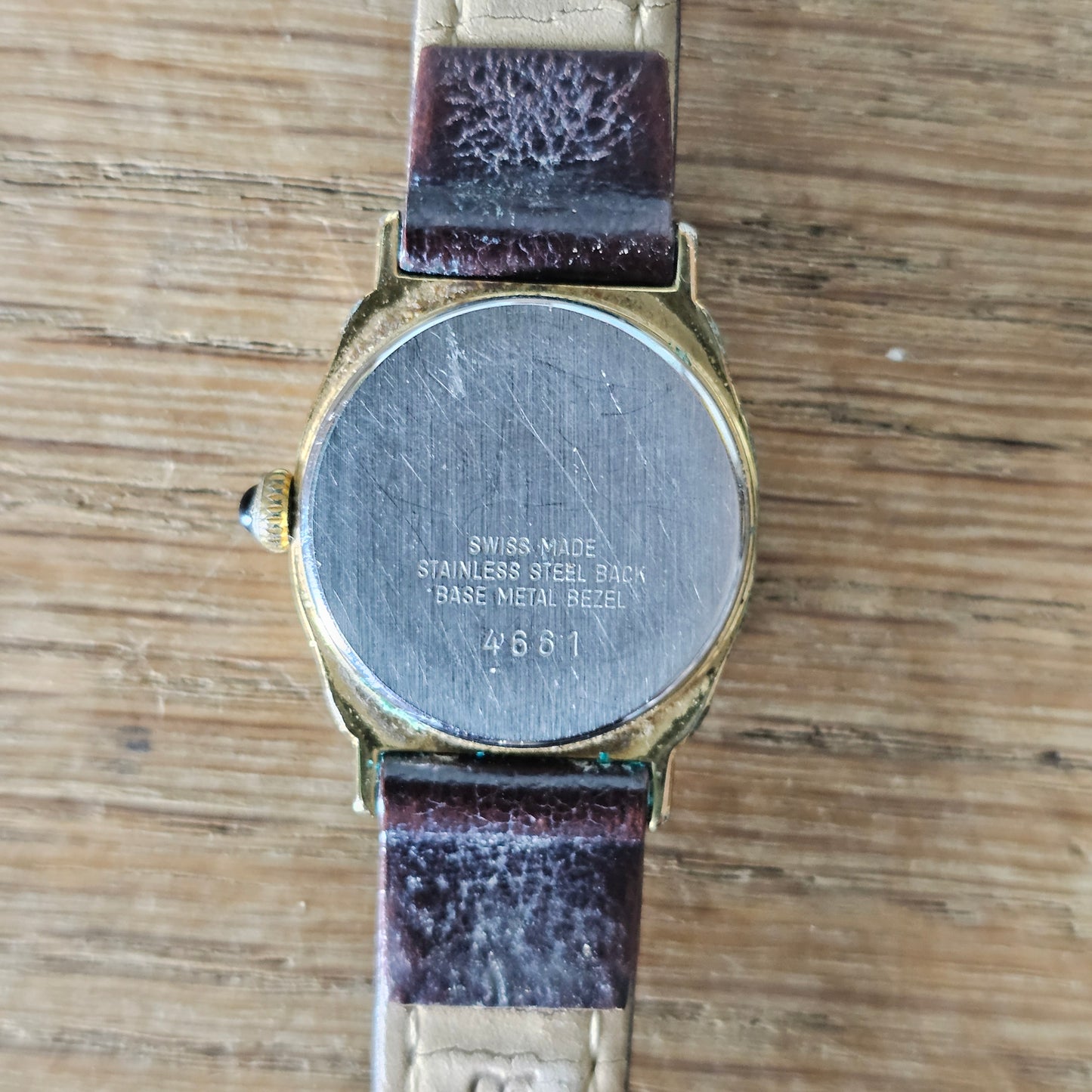 circa. 1990 minimalist gold-tone Swiss Quartz ladies Dress watch with calf grain strap